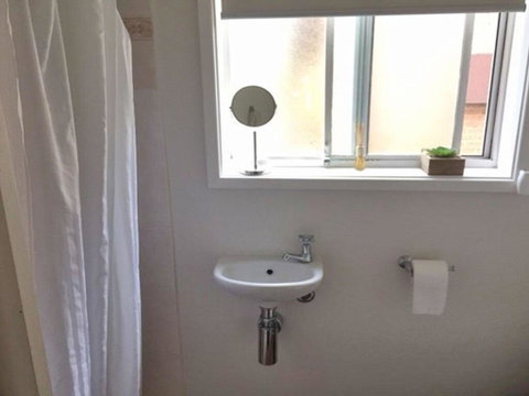 2/10 Catalina Close - Walk To Shoal Bay Beach - Rental Cars 3