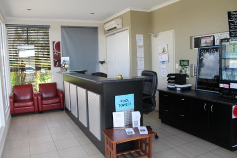 Blackwater Motor Inn - Rental Cars 3