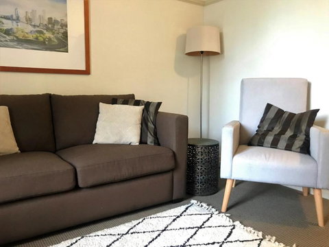 Brisbane City Apartments (Central Station) - Rental Cars 1