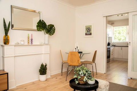 Cranbrook Courtyard - A Sunny City-fringe Retreat - Rental Cars 1