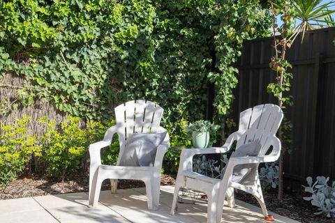 Cranbrook Courtyard - A Sunny City-fringe Retreat - Rental Cars 2