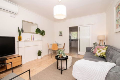 Cranbrook Courtyard - A Sunny City-fringe Retreat - Rental Cars 4