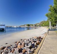 3 Tomaree Street - cute 4 bedroom house with aircon in the heart of town - Rental Cars