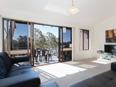 6 'Tradewinds' 110 Victoria Parade - Excellent CBD Location With Water Views - Rental Cars 2