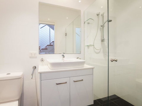 7 Judith Street - Stunning Duplex With Ducted Air - Rental Cars 3