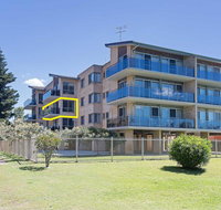 8 'The Helm' 22 Voyager Close - hear the waves from Shoal Bay Beach - Rental Cars