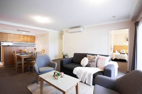 A Comfy 2BR Home, Top Location, FREE Parking - Rental Cars 1