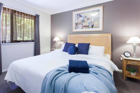 A Comfy 2BR Home, Top Location, FREE Parking - Rental Cars 0