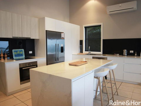 Absolutely Avoca - 114a Avoca Drive, Avoca Beach - Rental Cars 1