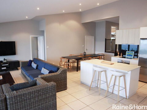 Absolutely Avoca - 114a Avoca Drive, Avoca Beach - Rental Cars 3
