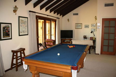Eleebana Guest House - Rental Cars 3