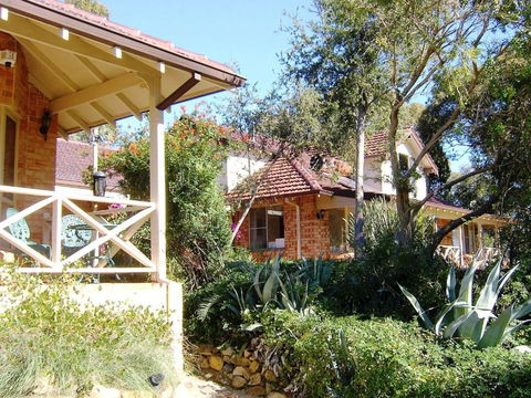 Eleebana Guest House - Rental Cars 1