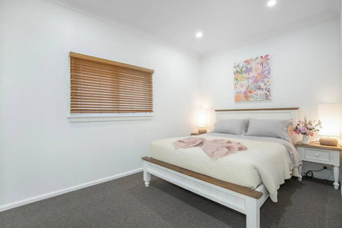 Eve Guesthouse - Rental Cars 4