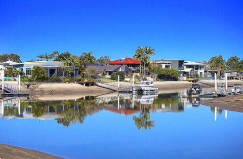 Fabulous Canal-front Unit In Mooloolaba - Rental Cars 1