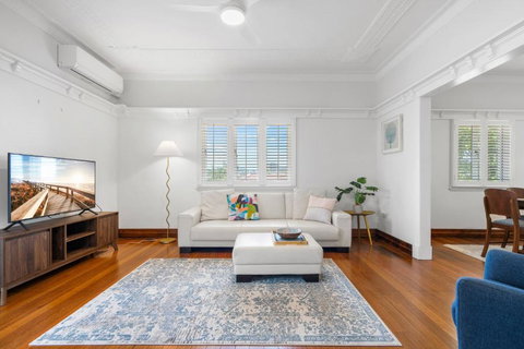 Family-Friendly Home In Vibrant West End - Rental Cars 0