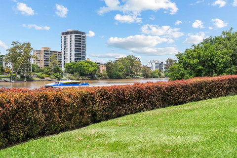 Family-Friendly Home In Vibrant West End - Rental Cars 4