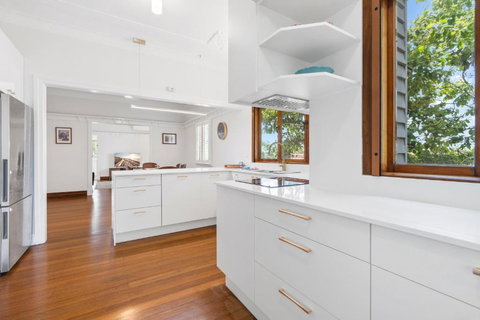 Family-Friendly Home In Vibrant West End - Rental Cars 2