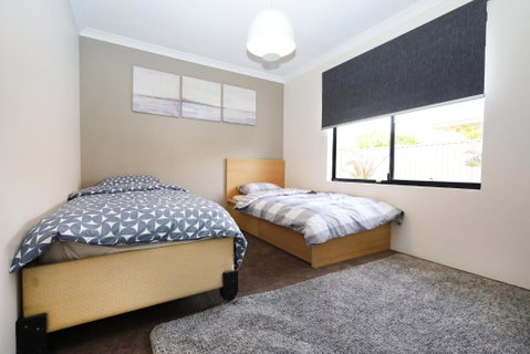Family Holiday Home - Rental Cars 2