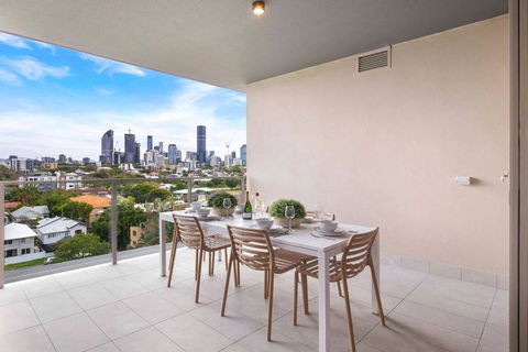 Gabba Oasis:Luxury 3BRM Apt Pool - Rental Cars 3