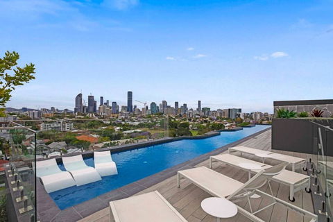 Gabba Oasis:Luxury 3BRM Apt Pool - Rental Cars 1