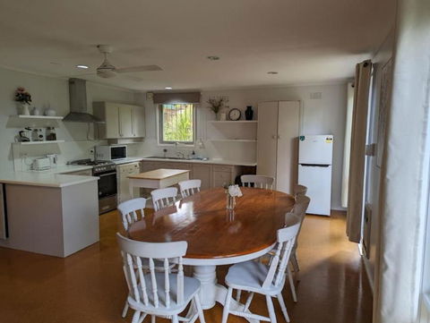 Happy Spacious Home Nr Canberra Hospital - Rental Cars 0