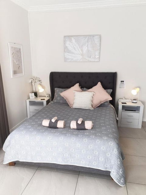 GUESTHOUSE On REGENT Bed & Breakfast - Rental Cars 0