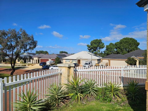 House In Ellenbrook - Rental Cars 3
