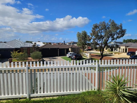 House In Ellenbrook - Rental Cars 2