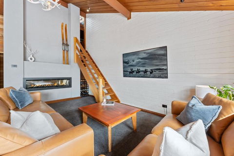Ibis On Lake Jindabyne - Rental Cars 3
