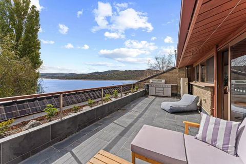 Ibis On Lake Jindabyne - Rental Cars 1