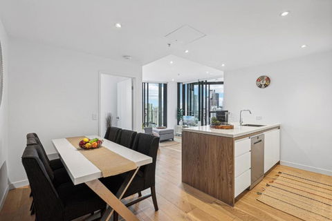 Inner-City 1-Bed With Stunning Views, Pool & Gym - Rental Cars 3