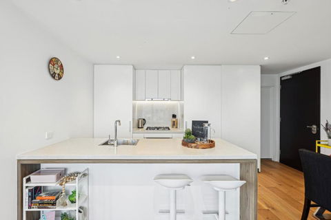 Inner-City 1-Bed With Stunning Views, Pool & Gym - Rental Cars 2