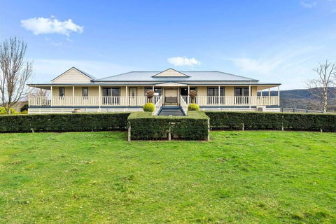 IRONBARK FARM Farmhouse On 52 Acres In The Scenic Yarra Valley - Rental Cars 0