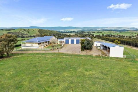 IRONBARK FARM Farmhouse On 52 Acres In The Scenic Yarra Valley - Rental Cars 1