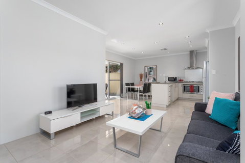 Ardross Short Stays - Rental Cars 1