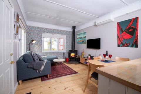 Artisan Retreat - Rental Cars 1