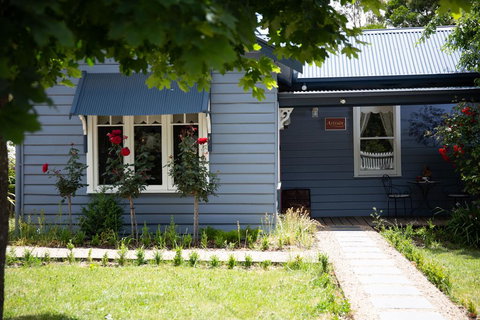 Artisan Retreat - Rental Cars 0