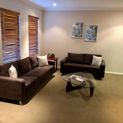 Ashington Gardens - Rental Cars 3