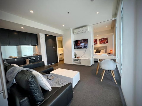 Luxury 2 Bedroom Suite Near Adelaide With A Car Park - Rental Cars 0