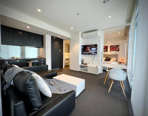 Luxury 2 Bedroom Suite Near Adelaide With A Car Park - Rental Cars 3