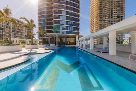 Meriton Suites Surfers Paradise - Rental Cars 1