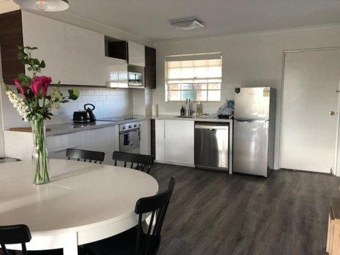 Modern 2BR Apartment With Parking - Rental Cars 2