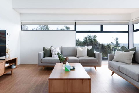 Modern Beaconsfield Retreat With Town Views - Rental Cars 0