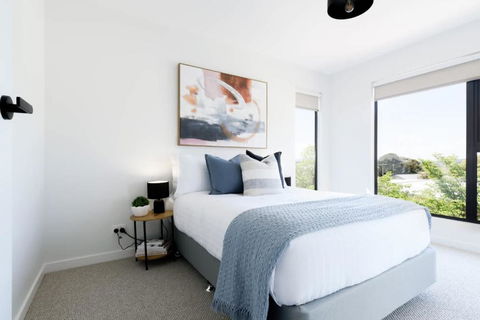 Modern Beaconsfield Retreat With Town Views - Rental Cars 3