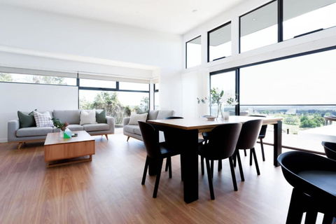 Modern Beaconsfield Retreat With Town Views - Rental Cars 2