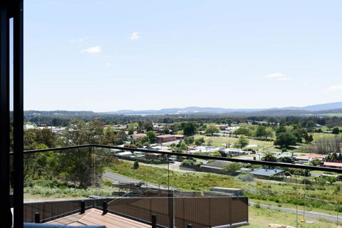 Modern Beaconsfield Retreat With Town Views - Rental Cars 1