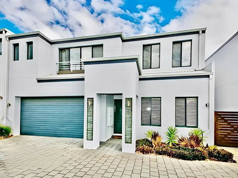 Modern Double-Story Abode A Scarborough Delight - Rental Cars 0