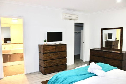 Modern Double-Story Abode A Scarborough Delight - Rental Cars 2