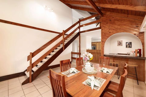 New 4BR Modern & Stylish Heritage Hideaway WiFi - Rental Cars 1