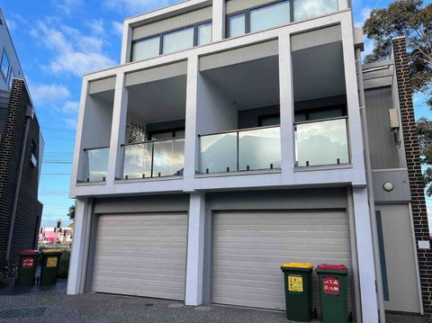 New And Sophisticated Home - Rental Cars 2